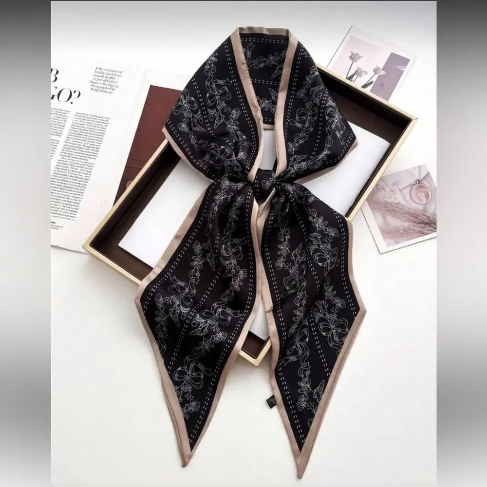 Elegant Black and Tan Scarf M650